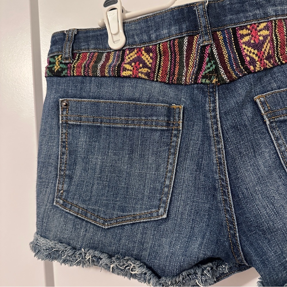 Roots Tribal Embroidered Dark Wash Blue Jean Short Raw Edge Size 29 Women’s - Picture 8 of 10